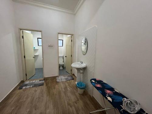 Un baño blanco con lavabo e inodoro. en Cottage Hill -Cameron Highlands, en Cameron Highlands