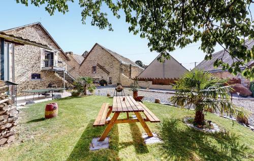 un tavolo da picnic nel cortile di una casa di Amazing Home In Neuilly Le Vendin a Neuilly-le-Vendin