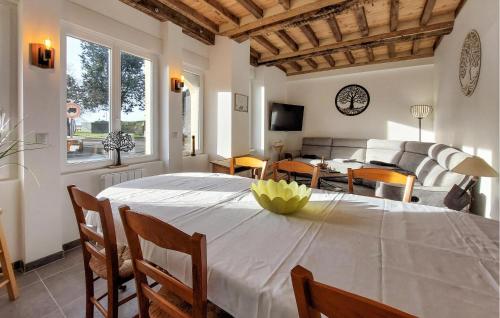 une salle à manger avec une grande table blanche et des chaises dans l'établissement Amazing Home In Neuilly Le Vendin, à Neuilly-le-Vendin