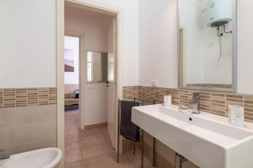 a bathroom with a sink and a toilet and a mirror at Casa Cycas in Santa Maria Del Focallo