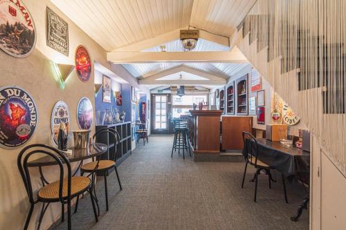 une salle à manger avec des tables et des chaises dans un restaurant dans l'établissement Bar à Bulles - Ancien Comptoir Transformé, à Reims