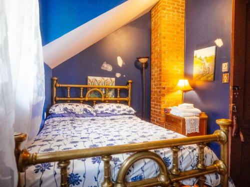 une chambre avec un lit dans une pièce dans l'établissement Chalet de la Montagne, à Sainte-Rose-du-Nord