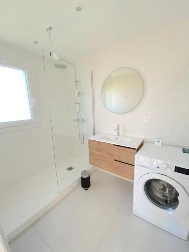 une salle de bain blanche avec une machine à laver et un lavabo dans l'établissement T3 - 5 min du Centre Ville et Plage - Parking, à Sanary-sur-Mer