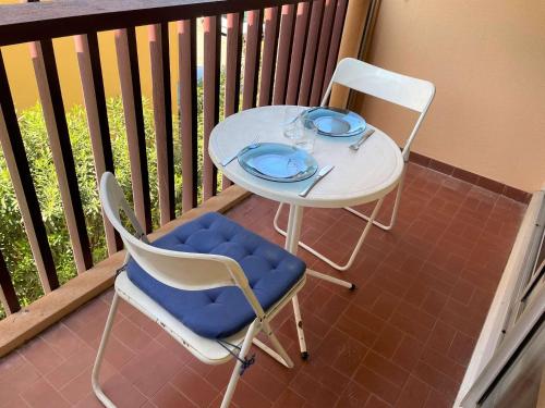 une table et deux chaises sur un balcon dans l'établissement Studio CAP D'AGDE CT090-209, au Cap d'Agde