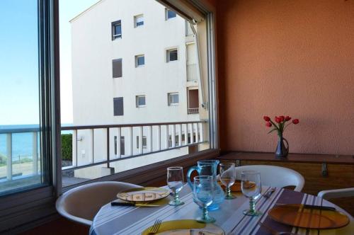 une salle à manger avec une table et une grande fenêtre dans l'établissement Appartement 2 pièces CAP D'AGDE CT420-121, au Cap d'Agde