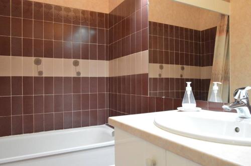 une salle de bain avec un lavabo, des toilettes et une baignoire dans l'établissement Appartement 2 pièces CAP D'AGDE CT420-121, au Cap d'Agde