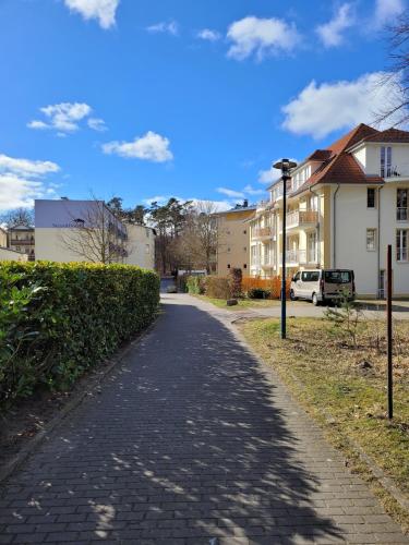 a cobblestone road in front of a house at Ferienwohnung LEE 8 in Graal-Müritz