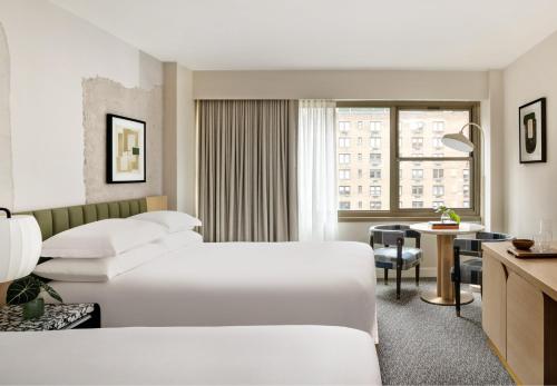 Postel nebo postele na pokoji v ubytování Kimpton Theta New York - Times Square by IHG