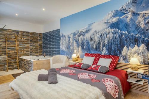 een slaapkamer met een grote muurschildering van een besneeuwde berg bij Le Montblanc spa in Roanne