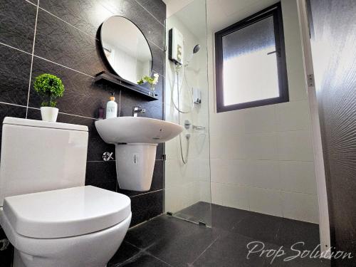Ένα μπάνιο στο Loft Suite Seaview 2BR JB CIQ 7Pax