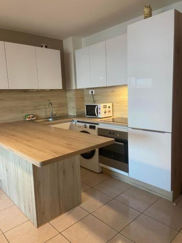 une cuisine avec des armoires blanches et un comptoir en bois dans l'établissement BEACH apartment 4 people, à Canet