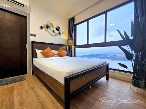 Ένα ή περισσότερα κρεβάτια σε δωμάτιο στο Loft Suite Seaview 2BR JB CIQ 7Pax