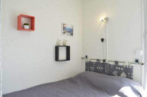 - une chambre avec un lit et une étagère rouge dans l'établissement Studio cabine 4 couchages CAP D'AGDE CT005-031, au Cap d'Agde