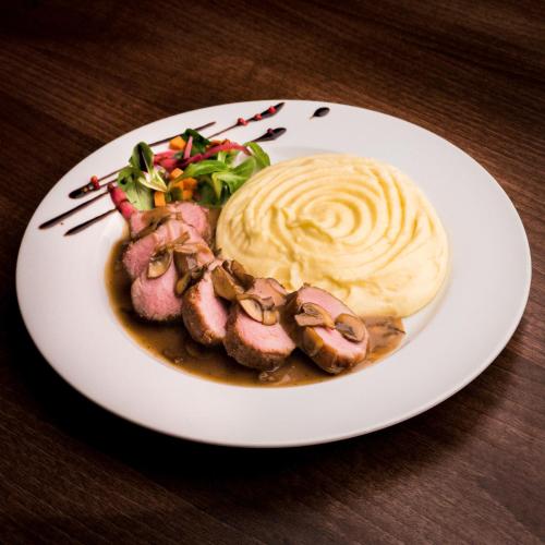 ホテルの敷地内または近くでの食事または食べ物