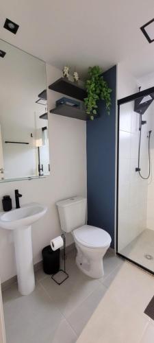 a bathroom with a toilet and a sink and a mirror at STUDIO104 - Novo e completo na melhor localização de Pinheiros, próximo ao Metrô Fradique Coutinho in Sao Paulo