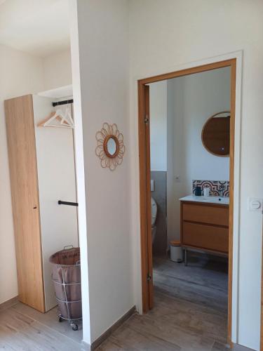 une salle de bain avec un lavabo, des toilettes et un miroir dans l'établissement VILLA I BAGHI - sans vis-à-vis au calme, à Sainte-Lucie de Porto-Vecchio