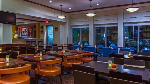 Гостиная зона в Hilton Garden Inn Cleveland Airport