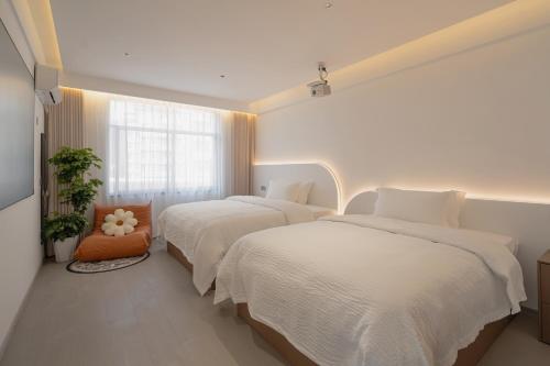 a bedroom with two beds and a window at 一花一树音影民宿Tian Men mountian Branch in Wangjiazhai