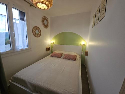 une petite chambre avec un lit dans le coin dans l'établissement T2 Le Bohème - climatisé, à Gréoux-les-Bains