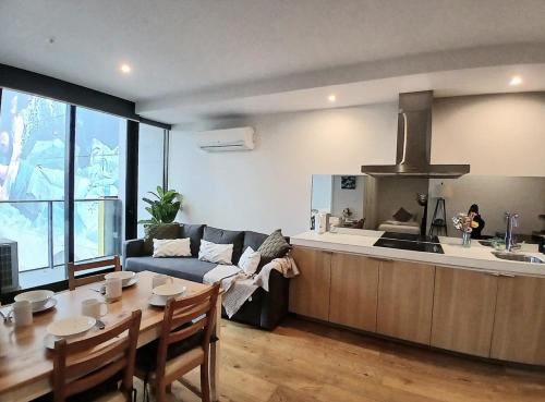 Η κουζίνα ή μικρή κουζίνα στο Readyset Apartments at Midtown