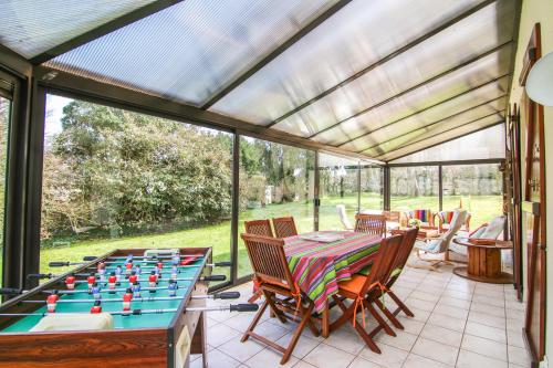 d'une terrasse avec une table et un échiquier. dans l'établissement Charmante maison familiale près des plages et du GR 34 pour 8 à 10 personnes Location uniquement à partir de 4 nuitées, à Cancale