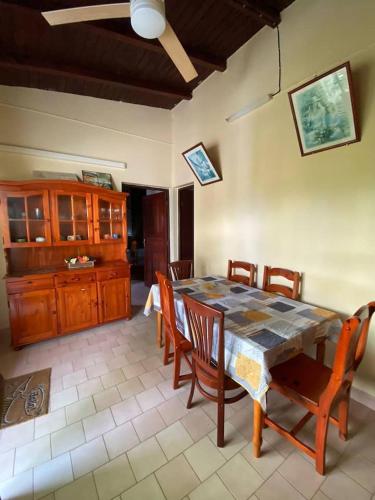 a dining room with a table and chairs at Appartement de type T4 in Capesterre