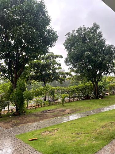 a park with trees and grass and a path at Khách sạn Nhi Rosa Phú Yên in Liên Trì (4)