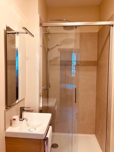 a bathroom with a shower and a sink at Hôtel Le Britannic - centre gare- in Saint Malo