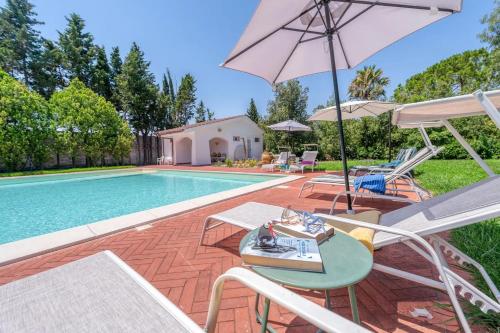 Bazén v ubytování Villa Paradiso nebo v jeho okolí