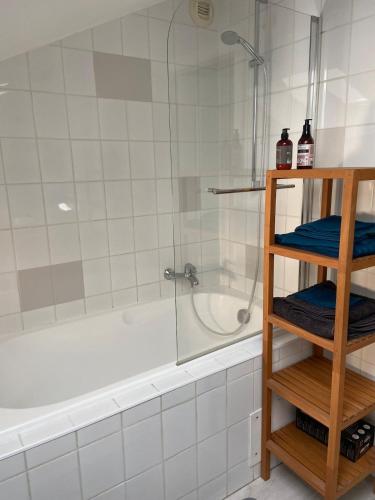 une salle de bain avec douche et baignoire blanche dans l'établissement Le petit nid de Turckheim avec parking privé, à Turckheim