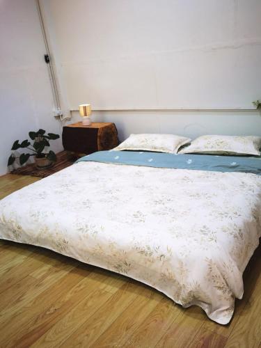 a bed with a white comforter and pillows in a bedroom at ไทไอดิน in Ban Khui Khwang