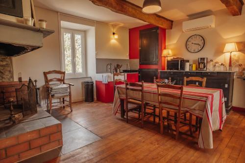 Η κουζίνα ή μικρή κουζίνα στο Maison de caractère au pied des Pyrénées