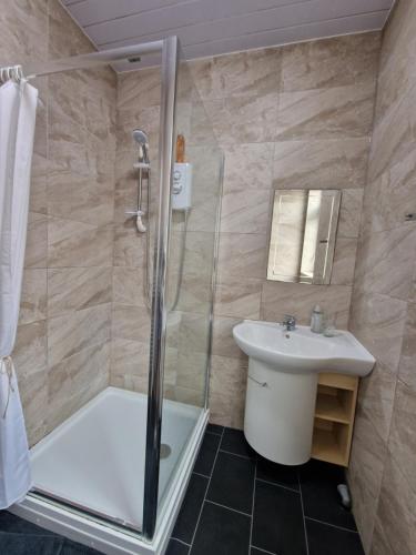 a bathroom with a shower and a sink at Nice Living Serviced Accommodations Leicester in Leicester