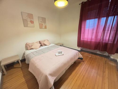 une chambre à l'hôpital avec un lit et une fenêtre dans l'établissement Huitième Avenue Grand Parking Un Séjour à Part, à Metz