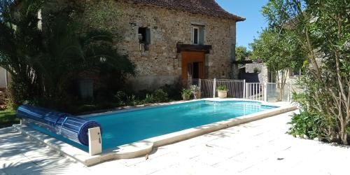 une piscine devant une maison dans l'établissement Gite de 6 à 14 pers avec Piscine-Jacuzzi- Salle des fêtes, à Bastanès