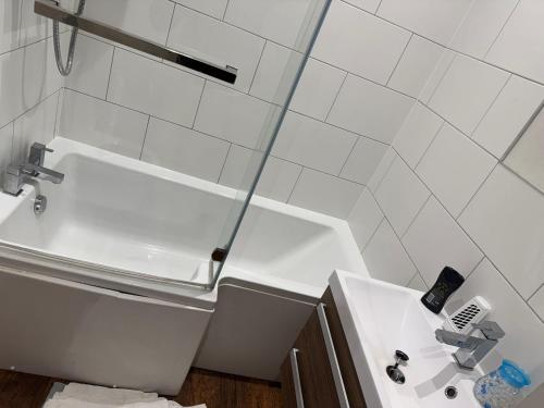 Ένα μπάνιο στο APARTMENT IN HEART oF CITY CENTRE