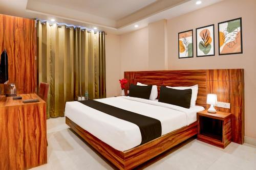a bedroom with a large bed in a room at Super Townhouse Alwar Formerly Hotel Lindo Lugar in Alwar