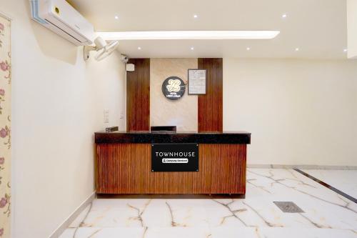 a lobby of a hotel with a reception desk at Super Townhouse Alwar Formerly Hotel Lindo Lugar in Alwar