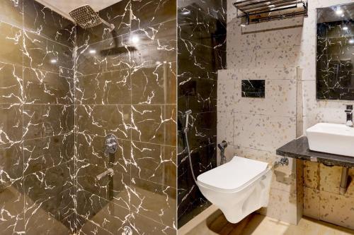 a bathroom with a toilet and a sink at Super Townhouse Alwar Formerly Hotel Lindo Lugar in Alwar