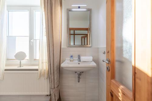 a bathroom with a sink and a mirror and a window at Emily´s Traum in Husum