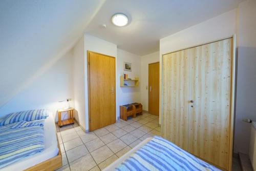 a bedroom with a bed and a sliding door at Achtern Diek 28A in Otterndorf