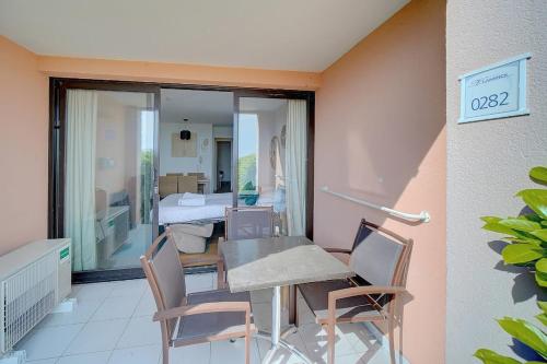 - une table et des chaises dans une chambre dans l'établissement Vlaminck YourHostHelper, à Cannes