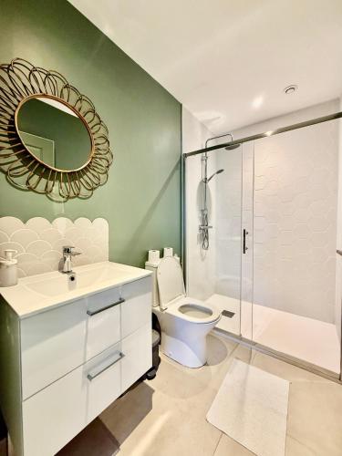 une salle de bain avec toilettes et douche dans l'établissement Limoges Sud-LesCinqSuites-L'Eden - DABNB, à Limoges