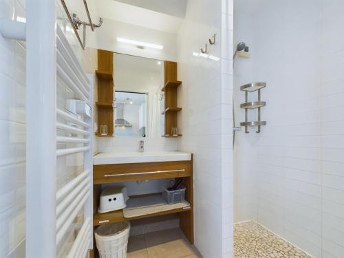 une salle de bain avec un lavabo et un miroir dans l'établissement À 50m de la plage, appartement pour 6, vue mer, à La Tranche-sur-Mer