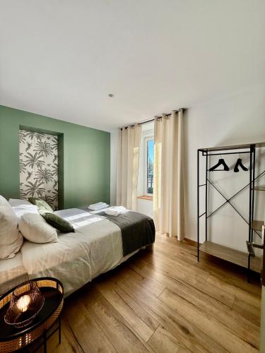 une chambre avec un grand lit et une table dans l'établissement Limoges Sud-LesCinqSuites-L'Eden - DABNB, à Limoges