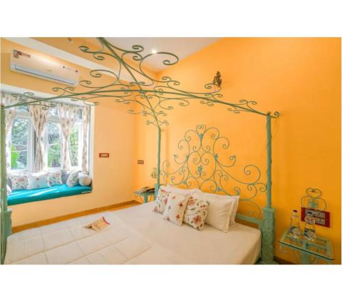 Una cama o camas en una habitación de Unplanned Hostel Udaipur