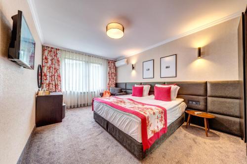 Postel nebo postele na pokoji v ubytování SPA Hotel Kiparis