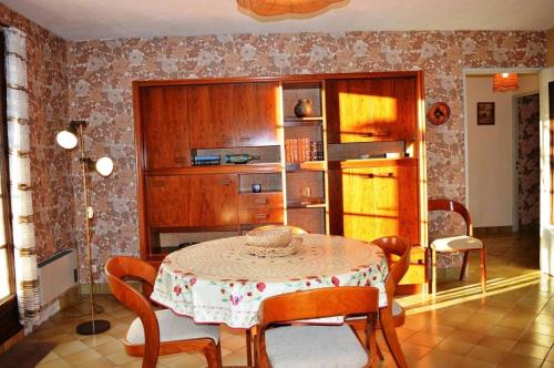 une salle à manger avec une table et des chaises dans une pièce dans l'établissement Maison 4 pièces 7 couchages ST CYPRIEN PLAGE SC000-018, à Saint Cyprien Plage
