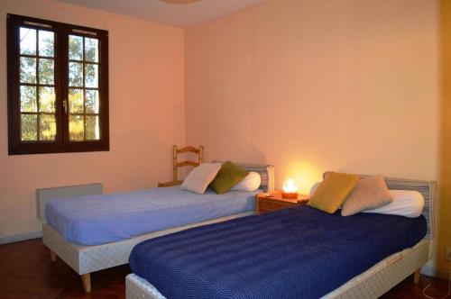 une chambre avec deux lits et une fenêtre dans l'établissement Maison 4 pièces 7 couchages ST CYPRIEN PLAGE SC000-018, à Saint Cyprien Plage