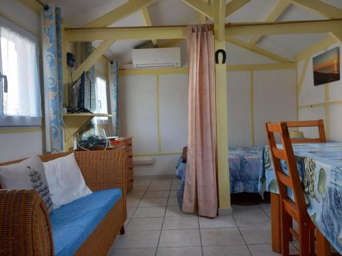 ein Zimmer mit einer Couch und einem Bett in einem Zimmer in der Unterkunft Jocelyne in Azur